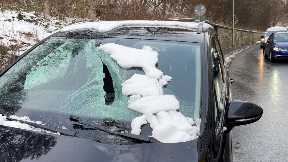 Eisplatte durchschlägt Windschutzscheibe und verfehlt Autofahrerin nur knapp