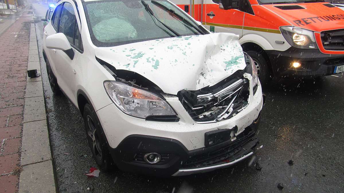 Hof: Opel kracht in Pkw: 30.000 Euro Schaden