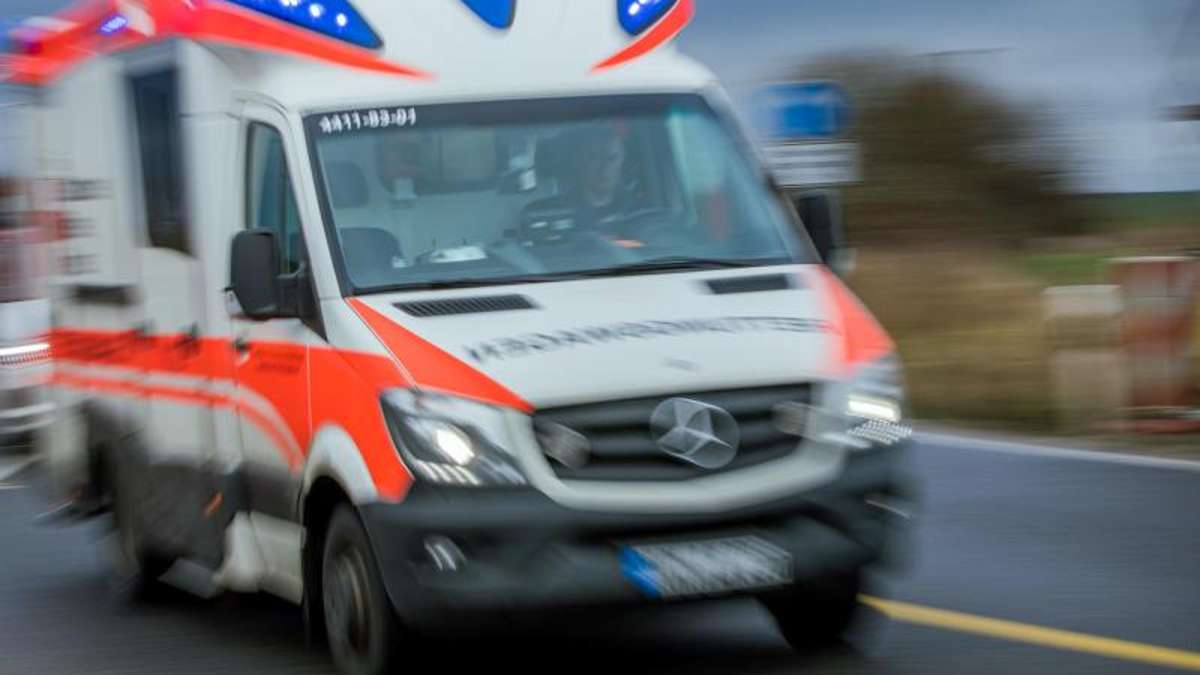 Kulmbach: Lkw prallt gegen Auto: Vier Menschen im Krankenhaus