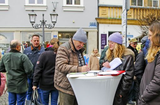 400 Unterschriften gegen den Bau des Kauerndorfer Tunnels   sammelte das Aktionsbündnis „Stoppt-den-Tunnel“ an einem Tag am Kulmbacher Marktplatz. Foto: Klaschka