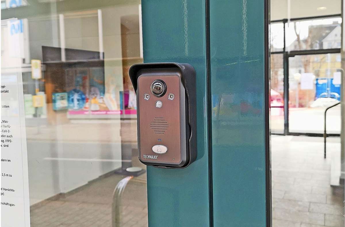 Eine Klingel mit Kamera ist jetzt am Haupteingang des Selber Rathauses installiert. Foto: /Stadt Selb