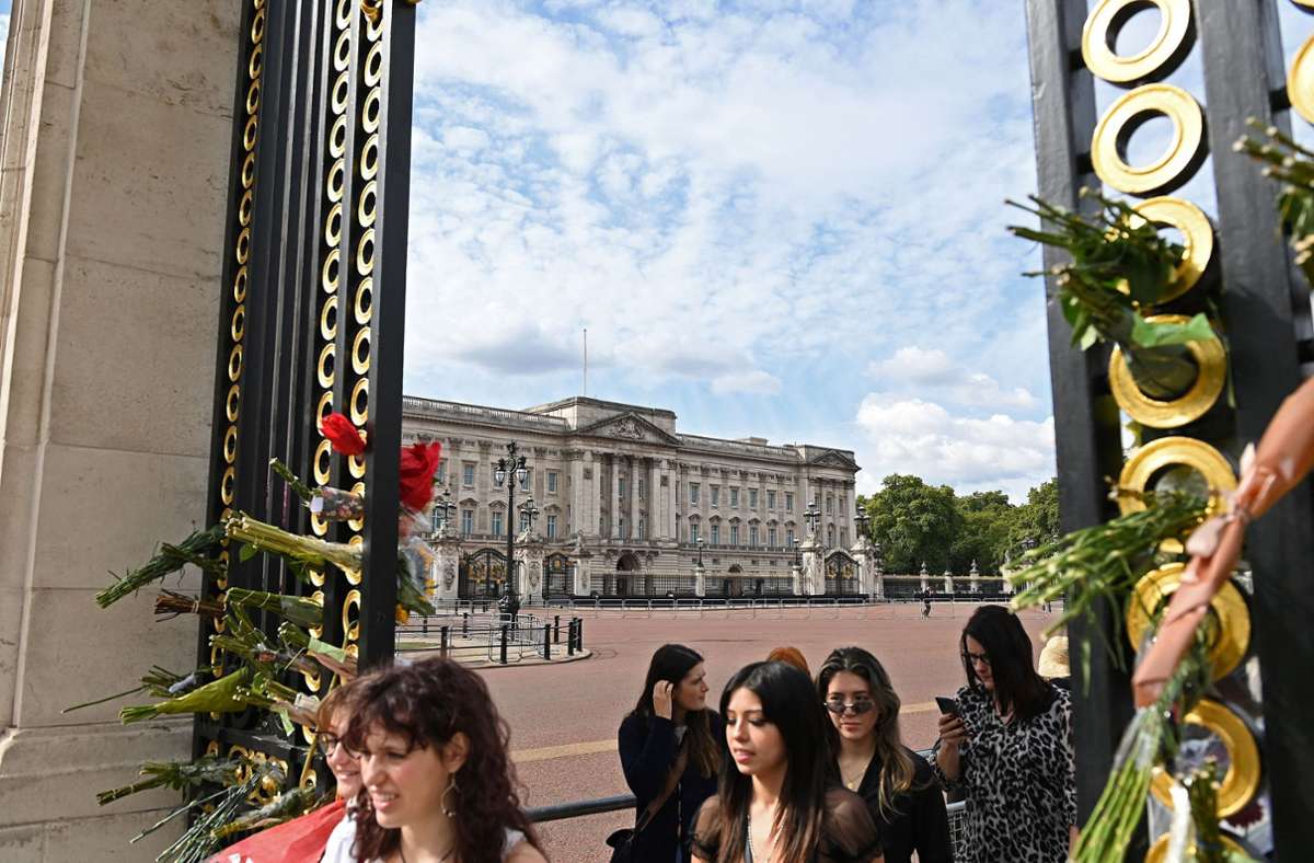 Blumen erinnern an die viel geliebte Queen: Besucherinnen vor den Toren des Buckingham-Palasts in London. Foto: AFP/Alain Jocard