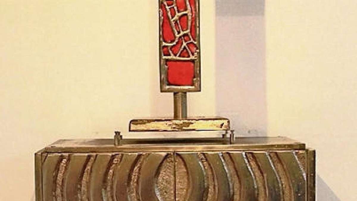 Selb: Kreuz und Tabernakel zurück in der Seitenkapelle