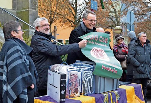 Oberbürgermeister Ulrich Pötzsch mit Mitgliedern des Lions-Hilfswerkes bei der Ziehung der Gewinnerlose. Foto: Silke Meier