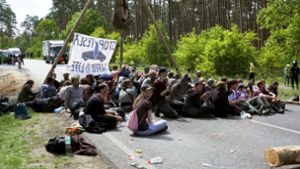 Proteste in Grünhalde: Aktivisten am Tesla-Werk: „Wir wollen bleiben“