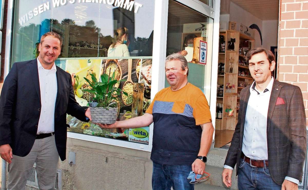 Bürgermeister Christian Zuber (links) begrüßt die Initiative von Adolf Fahlbusch (Bildmitte), in Münchberg einen "Regional Laden" zu eröffnen. Mit im Bild Carsten Strößner von cs-media in Münchberg. Foto: Engel