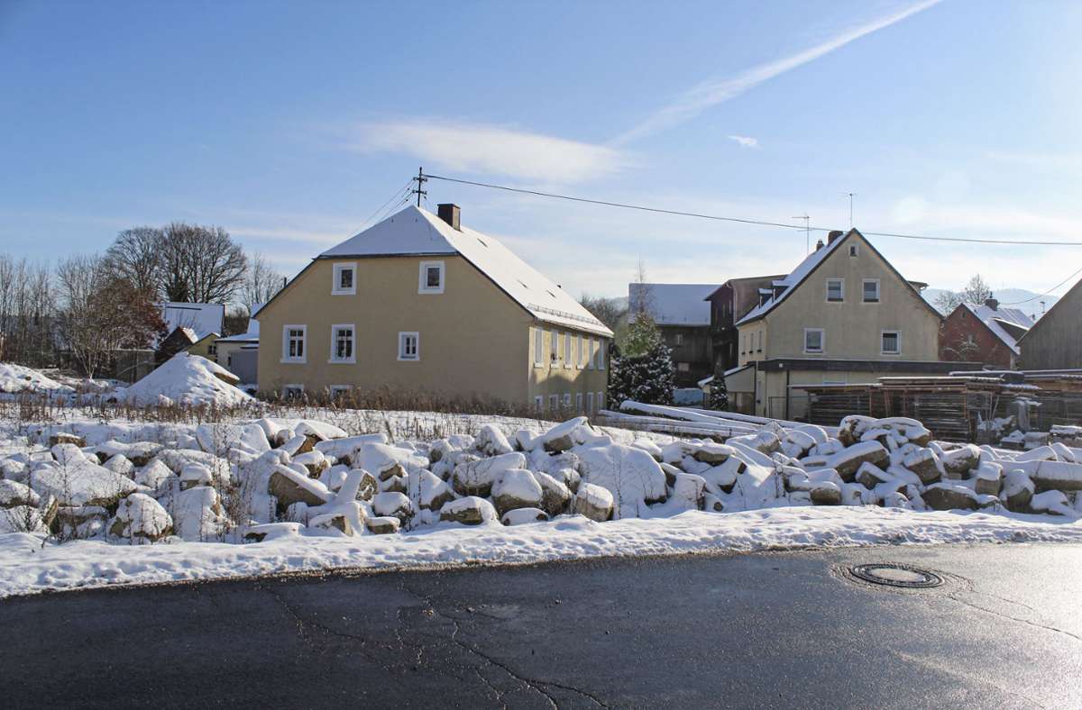 Auf dem ehemaligen Haumann-Gelände an der Schulstraße in Tröstau soll das Dorfgemeinschaftshaus entstehen. Foto: /Schi.