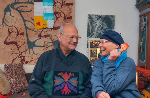 „Von Kunst umgeben: Edina und Robert Thern auf ihrem gemütlichen Couch im Wohnzimmer ihre Hauses in Elbersreuth. Foto: Stephan Herbert Fuchs
