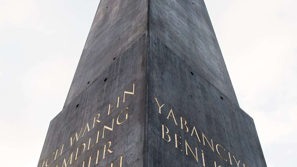 Kassel: documenta-Obelisk wird in Kassel an neuem Standort aufgebaut