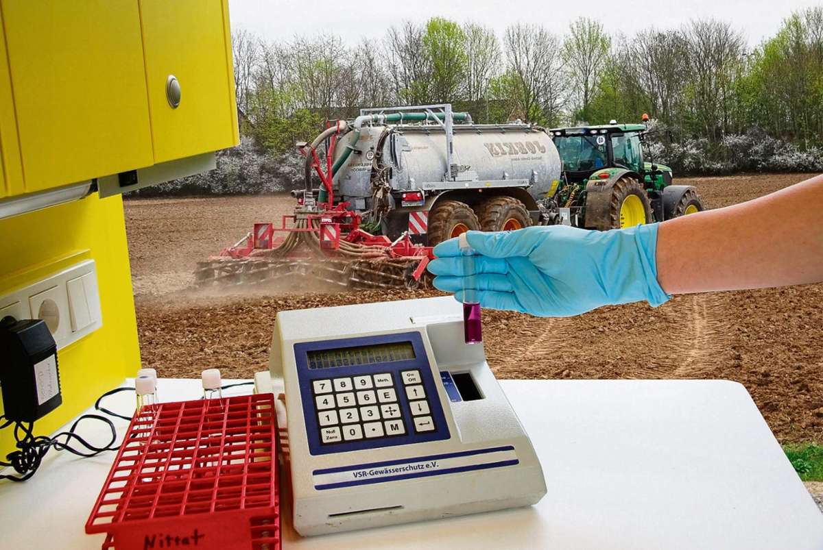 Vor einem Feld mit Traktor wird die Nitratbelastung gemessen. Fotos: VSR-Gewässerschutz.