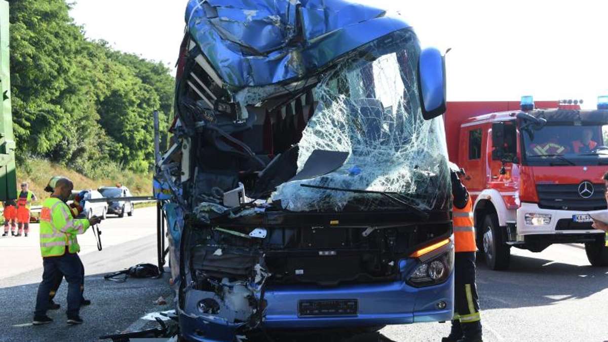 Ettlingen: Bus verunglückt: Kulmbacher Reisebegleiterin stirbt, 29 Verletzte