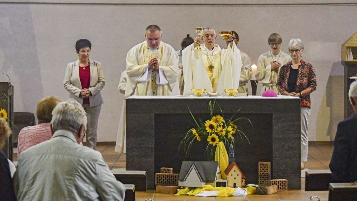 Bei Kirchengeburtstag: Erzbischof stellt sich der Kritik