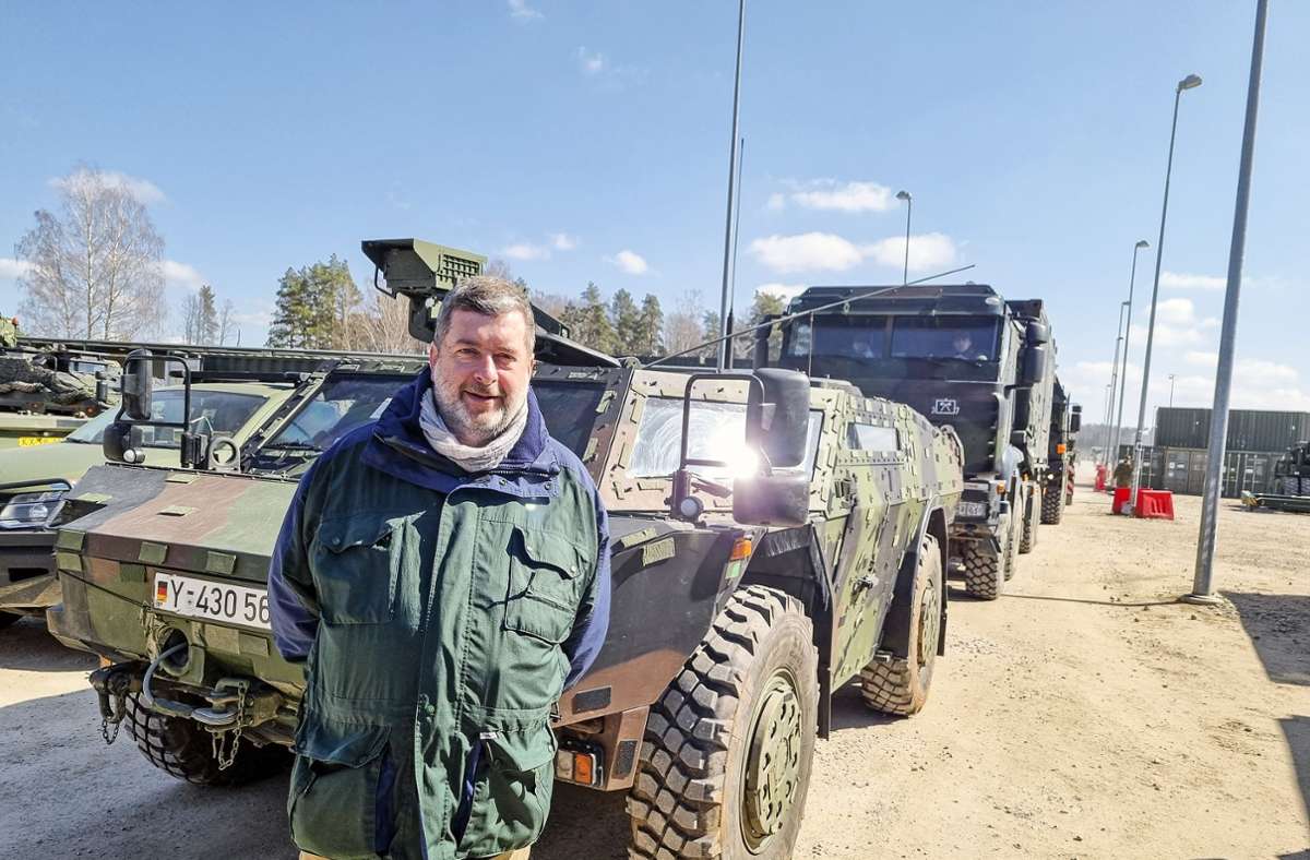 Jörg Nürnberger steht vor einem Spähwagen der Bundeswehr bei der Nato-Battlegroup in Litauen. Bei der Reise haben sich die Mitglieder des Verteidigungsausschusses ein Bild davon gemacht, wie die deutschen Soldaten vor Ort untergebracht sind. Foto: privat