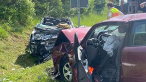 Autos stoßen zusammen: Zwei Tote, ein Mann in Lebensgefahr