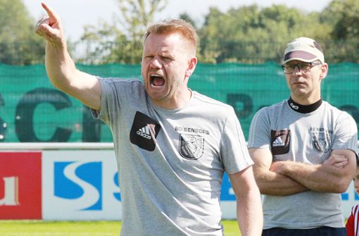 War mit der Leistung seiner Mannschaft gar nicht einverstanden: Röslaus Trainer Andreas Lang (links). Foto: Peter Perzl