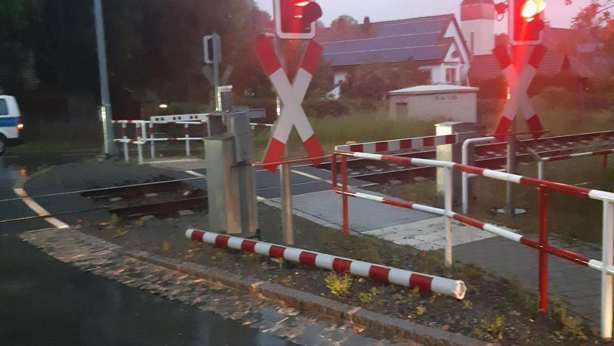 Kulmbach: Unbekannter beschädigt Bahnschranke