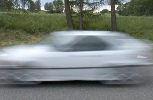 Ein Auto fährt mit hoher Geschwindigkeit auf einer Straße. Symbolbild. Foto: Archiv/dpa
