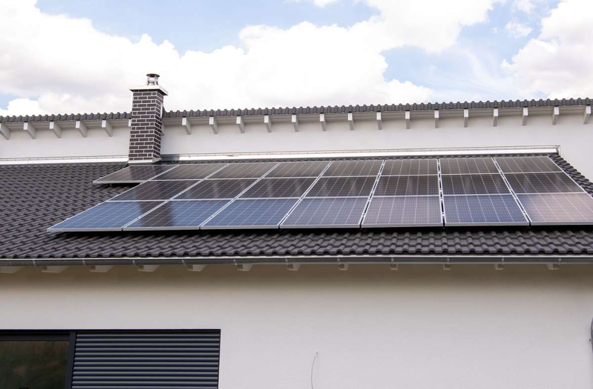 Eine Fotovoltaikanlage auf einem Hausdach. Foto: picture alliance/dpa/dpa-tmn/Laura Ludwig