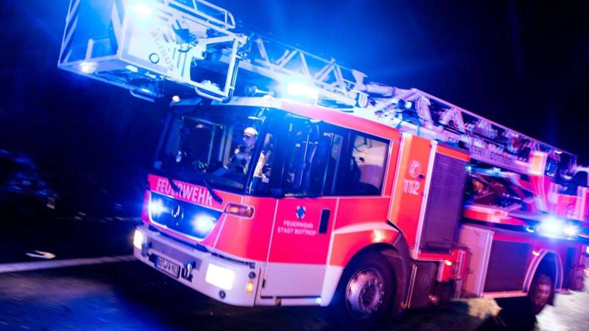 Münchberg: A9: Auto kracht auf Lkw - Feuer im Motorraum