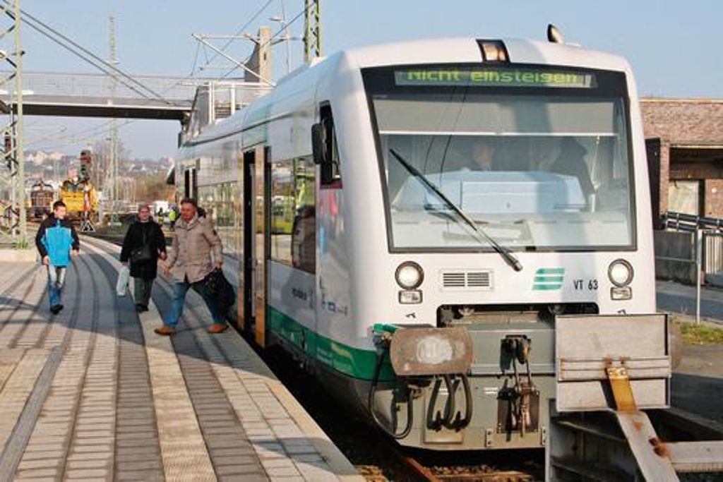 Fahrgäste verlassen am Hofer Hauptbahnhof einen Zug der Vogtlandbahn aus Richtung Falkenstein. Nach den Plänen des Verkehrsverbundes Vogtland sollen künftig nur noch drei VBG-Zugpaare nach Hof fahren.