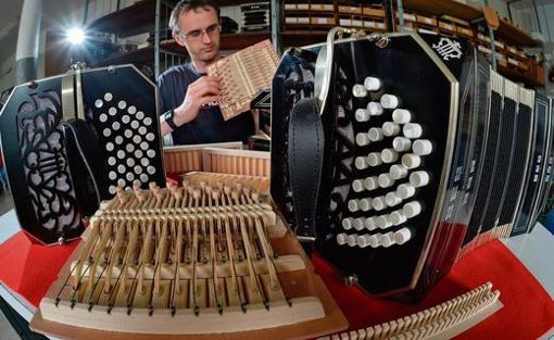 Mit Fingerspitzengefühl montiert Handzuginstrumenten-Macher Ralf Skala in der Werkstatt der Bandonion & Concertinafabrik in Klingenthal ein Bandoneon. Quelle: Unbekannt