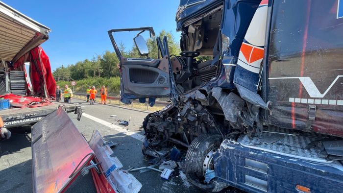 Unfall auf A9: Autobahn gesperrt: Lkw-Fahrer schwer verletzt