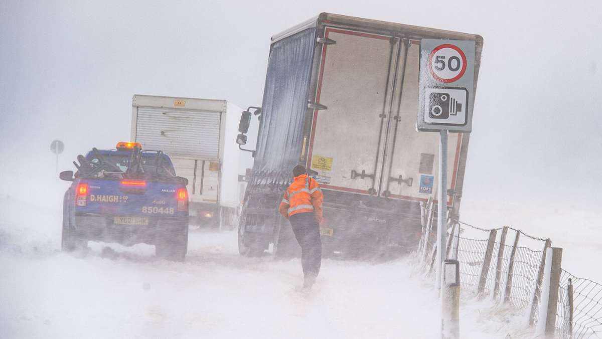 Sturm und Schneefall auf der Insel: Stromausfälle und Verkehrschaos in Großbritannien