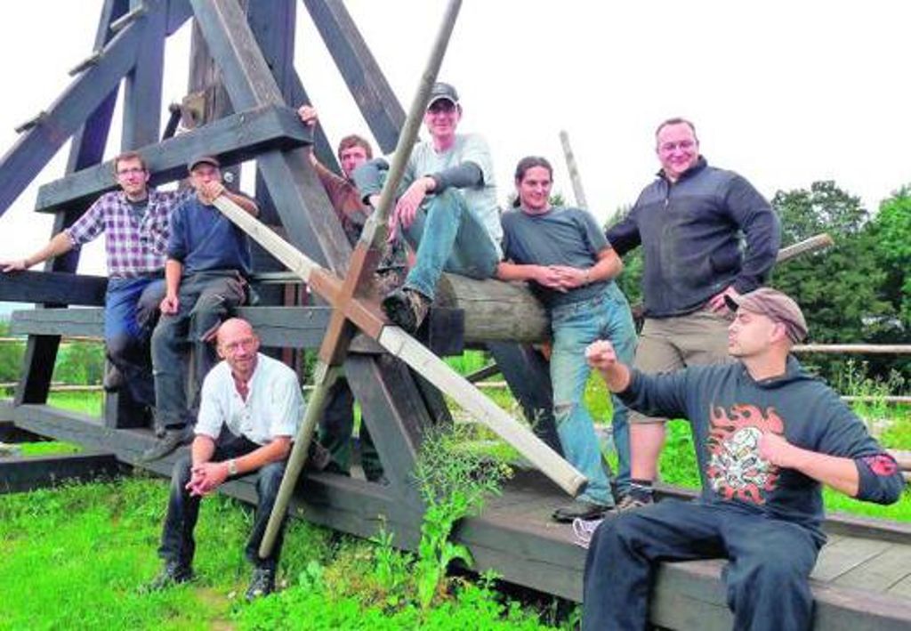 Michael Fuchs (Dritter von links) und sein Team werden am Samstag wieder mit dem 14 Tonnen schweren Trebuchet "die lange Kathl" schießen. 	Foto: Bäumler Quelle: Unbekannt