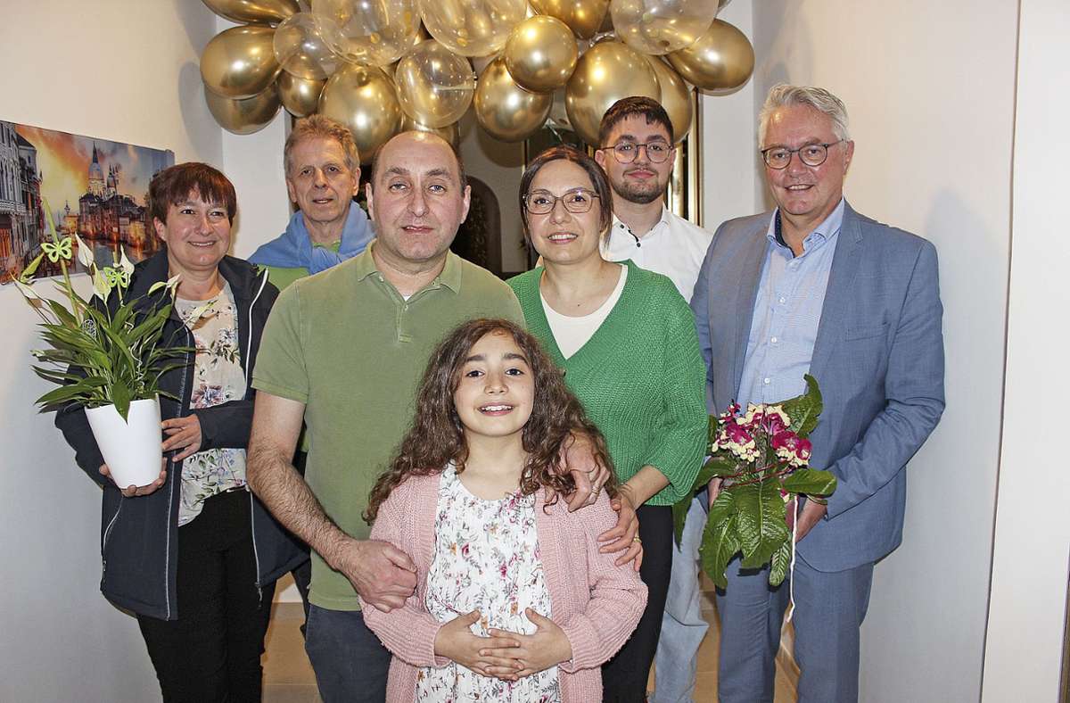 Betina Klein, Karl-Heinz Zeitler, Silvio und Rosetta Campisano mit Tochter Aurora, Sohn Antonio Campisano und Bürgermeister Stefan Pöhlmann (von links). Foto: W.B.