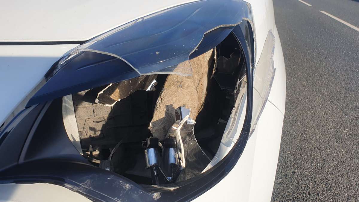 Ein Felsbrocken hat den Scheinwerfer eines Kleinwagens zerschlagen. Foto: Polizei