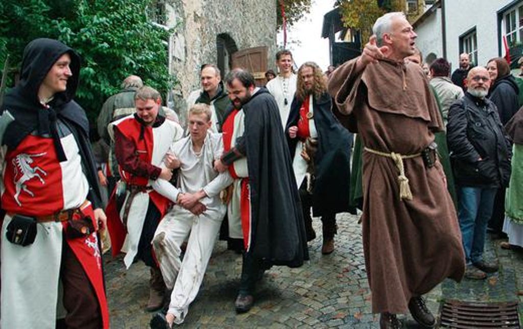 Der Mönch "Savonarola der Jüngere" richtet über einen "Sittenstrolch", den die Wachen zur Urteilsvollstreckung auf den Marktplatz zerren.
