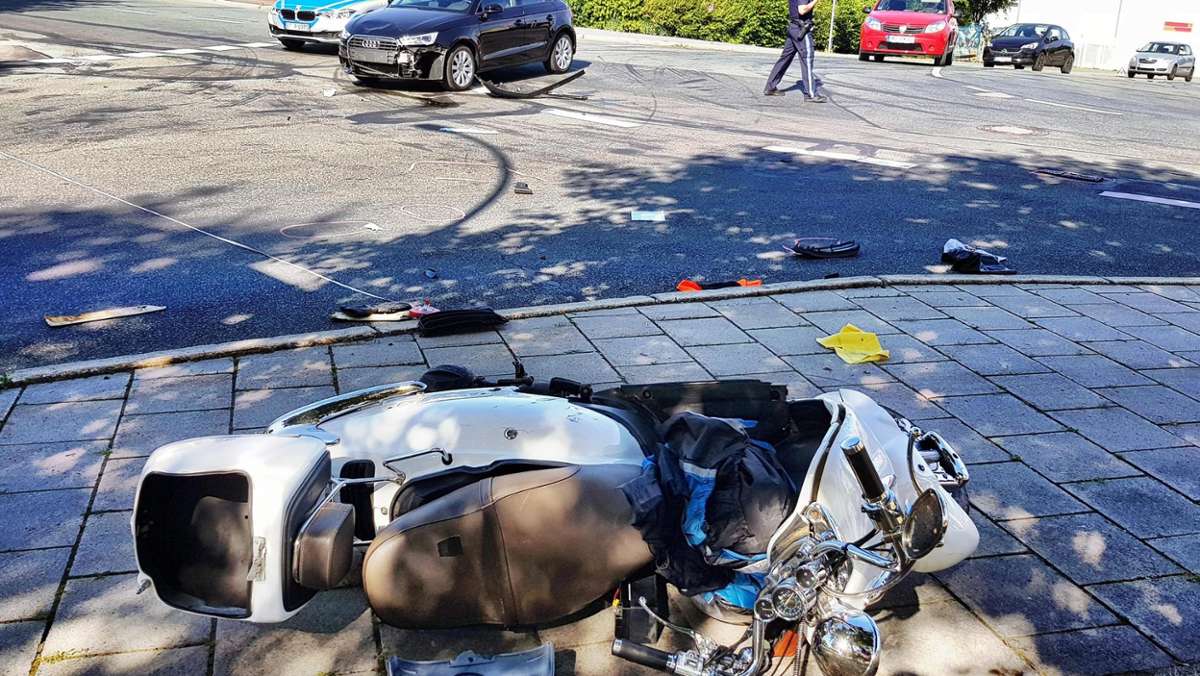 Hof: Auto übersehen: Rollerfahrer schwer verletzt