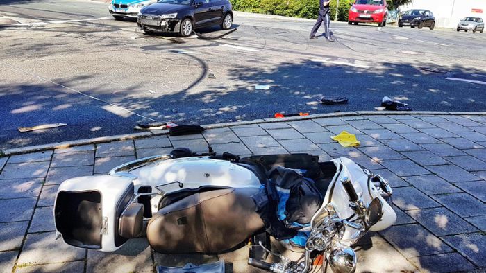 Auto übersehen: Rollerfahrer schwer verletzt