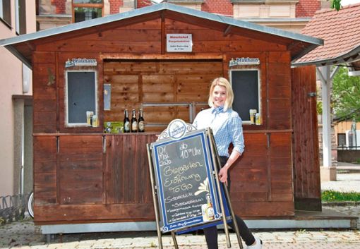 Anika Pettrich richtet am Mönchshof-Bräuhaus ihren "Biergarten To Go" für Freitag her.	Foto: Gabriele Fölsche Quelle: Unbekannt