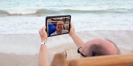 Senior mit Tablet am Strand. Foto: Cavan Images/akz-i