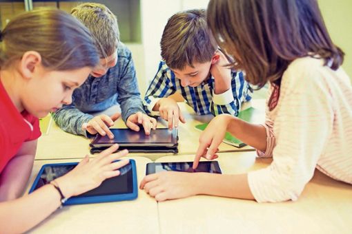 Bayerns Schulen sollen digitaler werden. Tablets zu verteilen reiche dafür aber nicht aus, sagt der erfahrene TabletKlassen-Lehrer Andreas Hofmann. Foto: Syda Productions