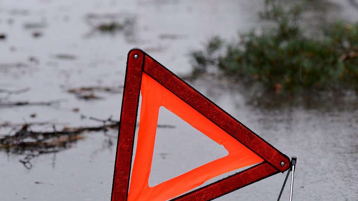 Münchberg: 33.000 Euro Schaden: Mercedes kracht bei Starkregen in Leitplanke