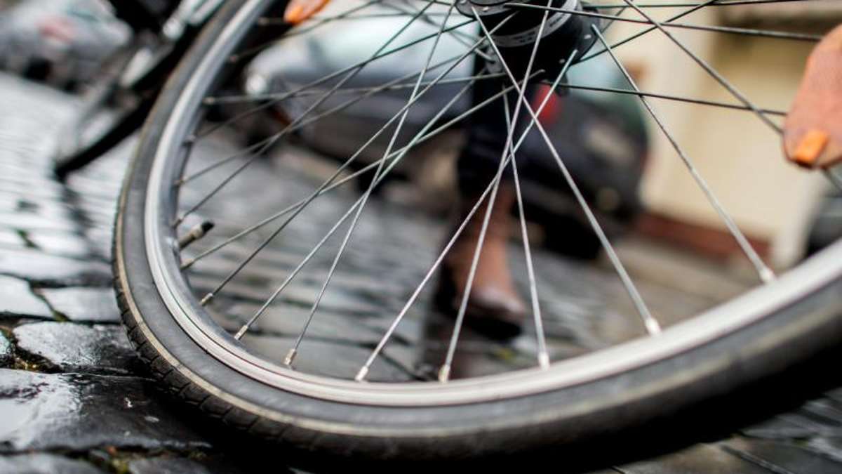 Naila: Auto nimmt Vorfahrt: 15-jähriger Radler überschlägt sich
