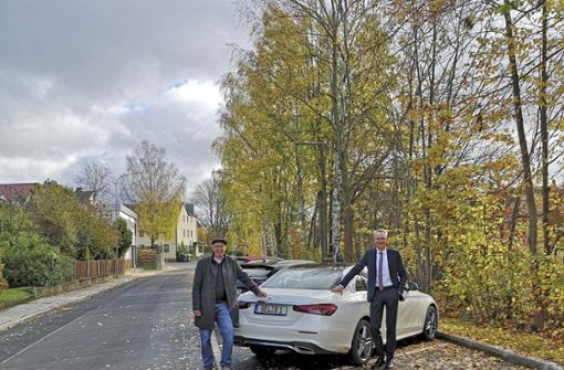 Baurat Uwe Hofmann (links) und Oberbürgermeister Ulrich Pötzsch freuen sich über die neuen Parkplätze. Foto: /Stadt Selb