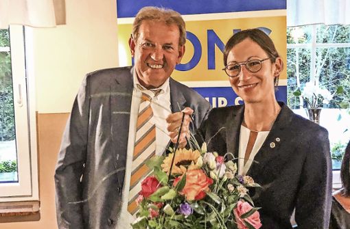 Klaus Richter hat das Präsidentenamt des Lions Clubs „Selb an der Porzellanstraße“ an  Dr. Johanna Fischer übergeben Foto:  