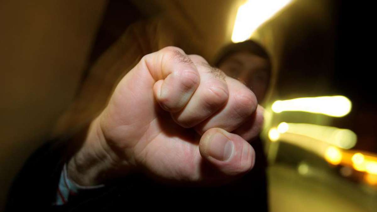 Streit eskaliert: 41-Jähriger schlägt mit Faust auf Jugendliche ein