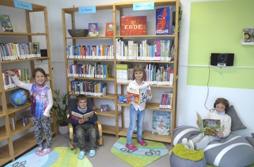 Die Schönwalder Schülerinnen und Schüler fühlen sich in ihrem Lese- und Hörclub der schuleigenen Bibliothek sichtlich wohl. Foto: Volksschule Schönwald