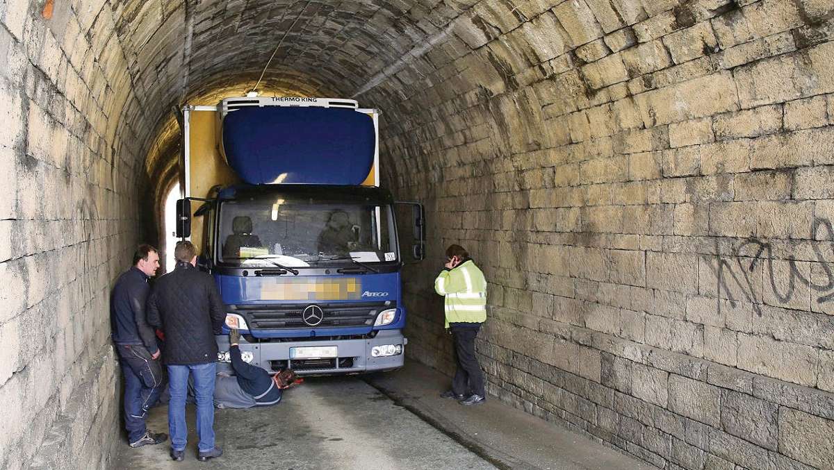 Hof: Lkw bleibt in Tunnel stecken