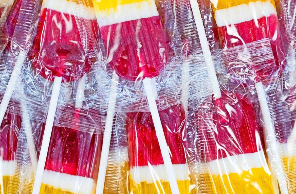 Lollies in Plastik: das Gegenteil von Müllvermeidung. Zum Thema Verpackung machen sich viele Händler Gedanken. Foto: dpa/Rolf Vennenbernd