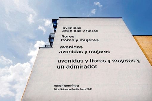 An der Fassade der Alice Salomon Hochschule in Berlin prangt Gomringers Gedicht "avenidas". Nun soll es einem neuen Werk weichen, auf einer Edelstahl-Tafel im Sockelbereich des Gebäudes aber erhalten bleiben. Foto: Archiv