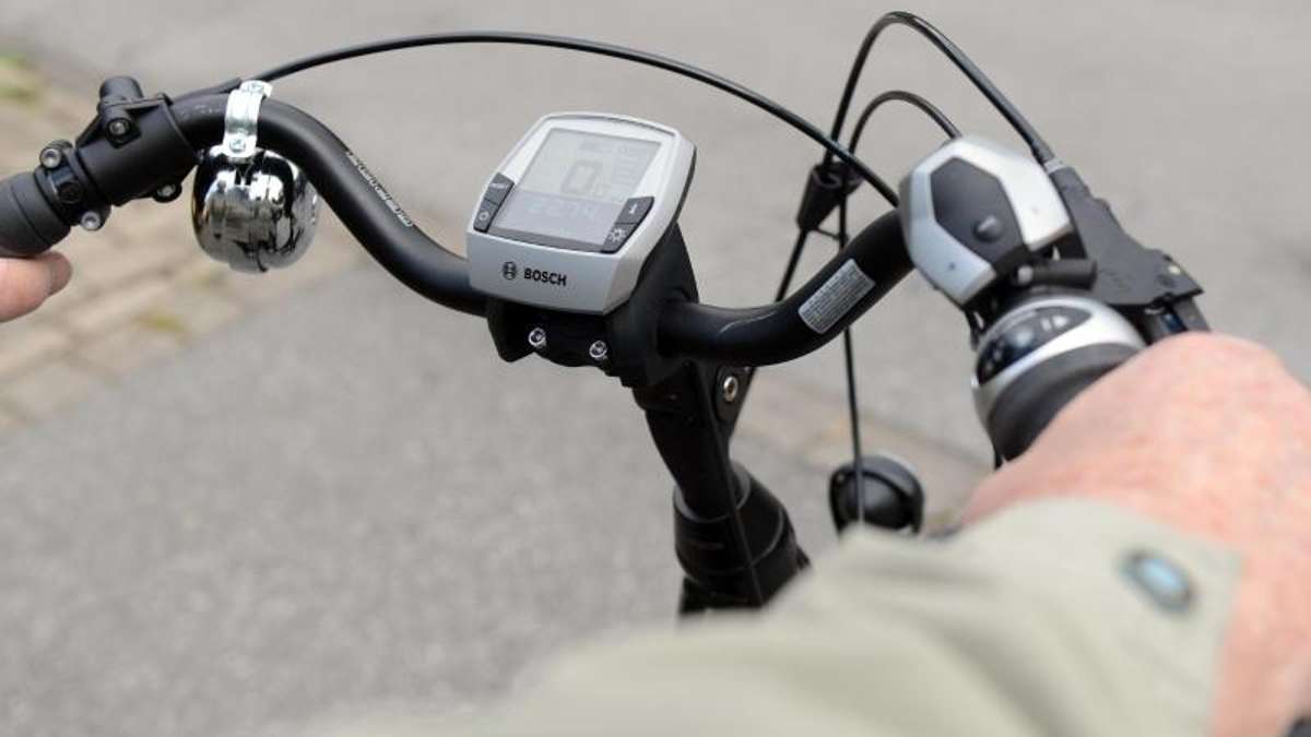 Hof: Hof: 62-Jähriger überschlägt sich mit E-Bike