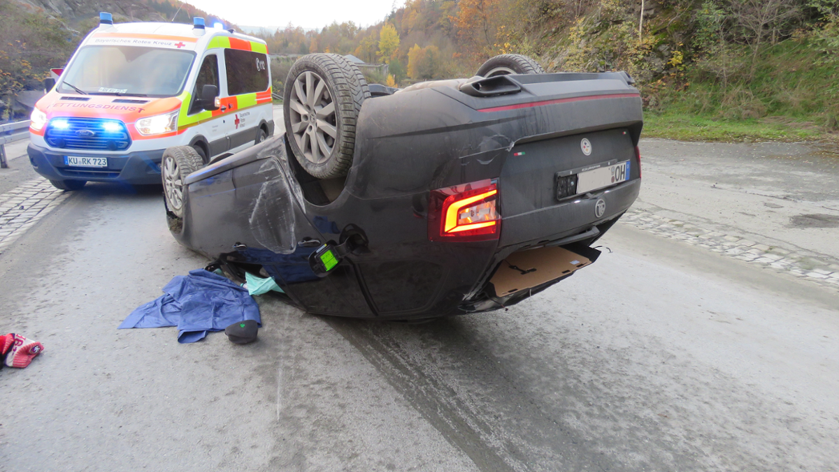 Kupferberg: Unfall: Auto rutscht auf Dach über B 289