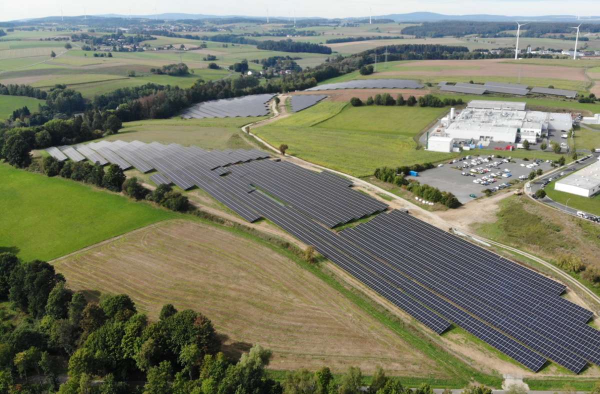 Mit 16338 Solarmodulen von Eon wird im Arzberger Norden nahe der Firmen Houdek und Frank Strom erzeugt. Am Donnerstag hat die Anlage ihren Betrieb aufgenommen. Foto: Eon