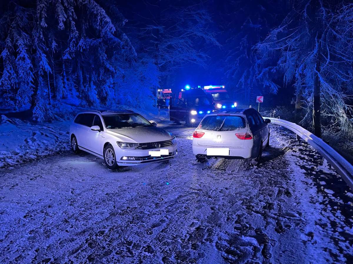Kollision auf schneebedeckter Fahrbahn: Zwei Kinder und eine Frau verletzt.