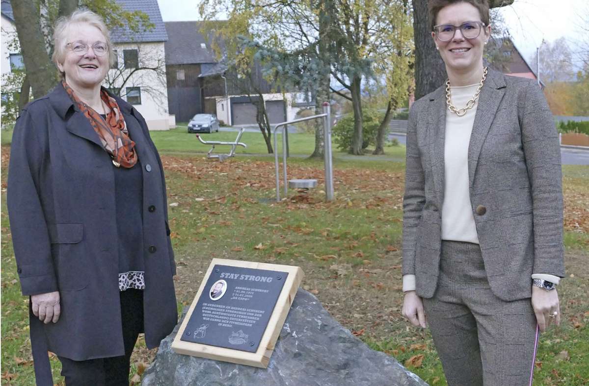 Sabine Kniebaum (links) mit Bürgermeisterin Patricia Rubner an der Gedenktafel für Andreas Schubert im Heinrich-Holzschuher-Park. Foto: S. Hüttner